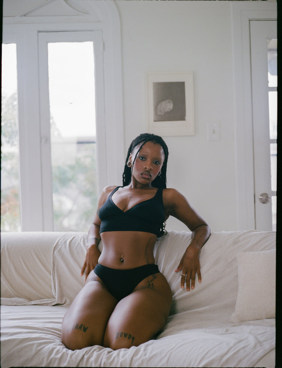 PLUNGE BRA - BLACK RIB
