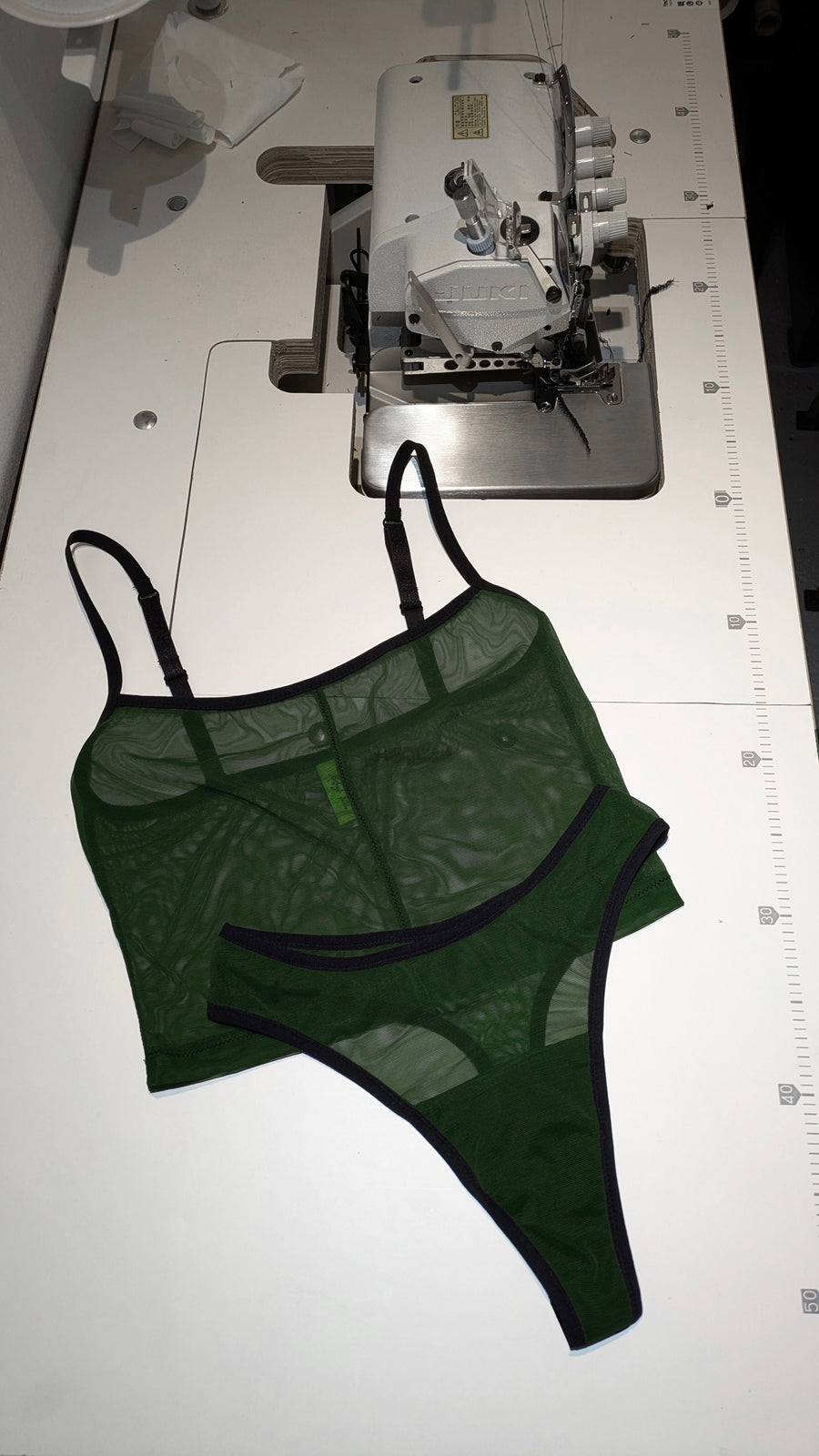 BASIC THONG - FOREST GREEN